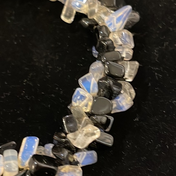 Beautiful opalescent chips mixed with onyx clear quartz crystal bracelet - Picture 8 of 10